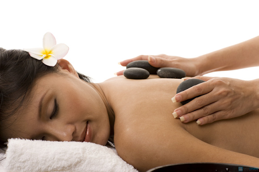 Massage đá nóng có nhiều điểm khác biệt so với các loại massage truyền thống khác
