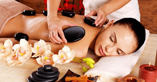 Massage đá nóng đang trở thành xu hướng chăm sóc sức khỏe được nhiều người lựa chọn