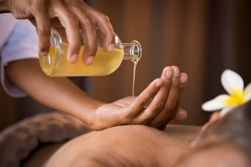 Massage tinh dầu thư giãn