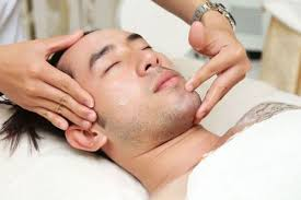 Mặt và vùng cằm là một trong  những điểm nhạy cảm trên cơ thể đàn ông