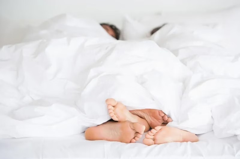 Sau khi quan hệ nằm nghiêng bên nào thì tốt hơn?