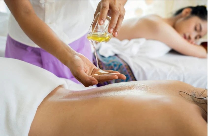 Massage tinh dầu (Aroma Massage)
