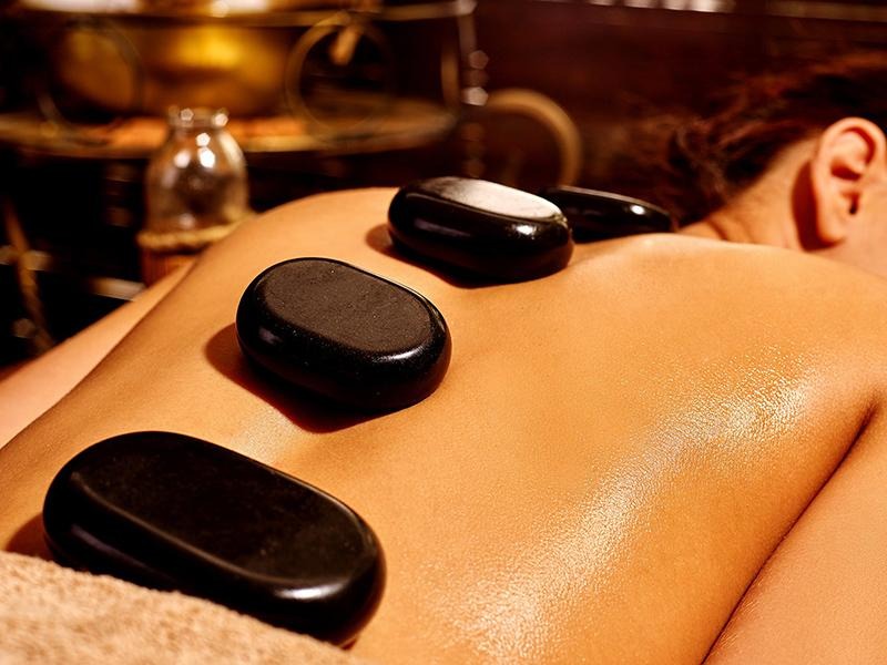 Massage đá nóng (Hot Stone Massage)