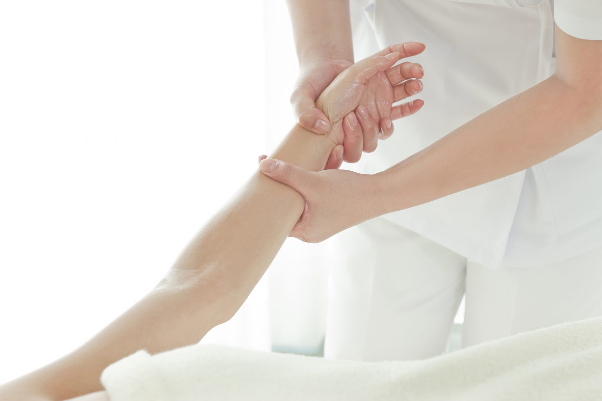 Cách massage cánh tay và bàn tay cho người yêu
