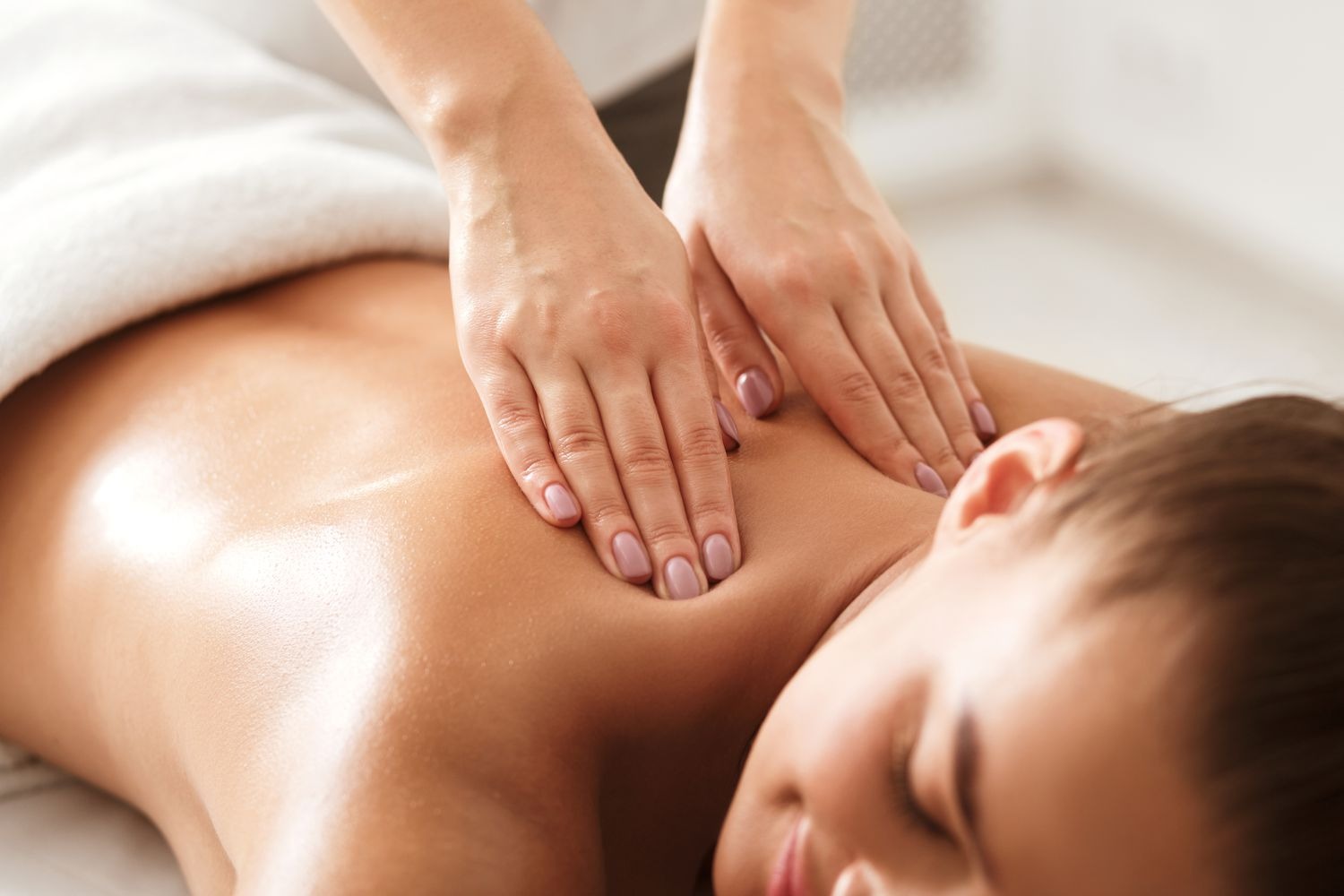 Massage toàn thân không che có gì khác so với dịch vụ massage thông thường?